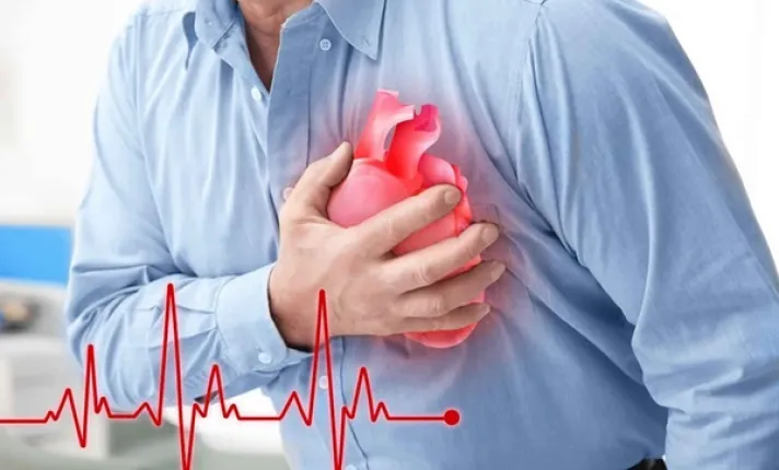 Hombre simulando un infarto de miocardio