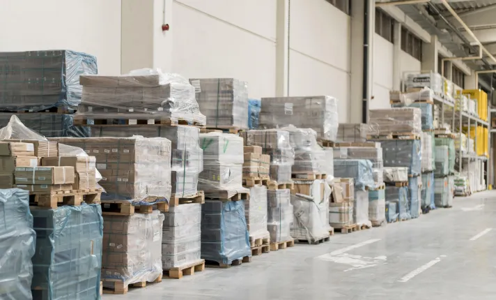Cajas apiladas en un almacén