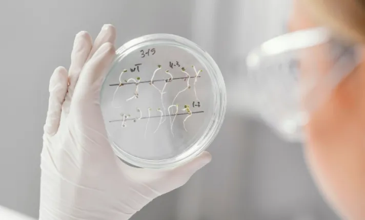 Científica analizando muestras en un laboratorio