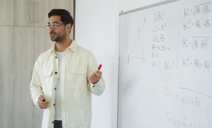 Profesor dando clase