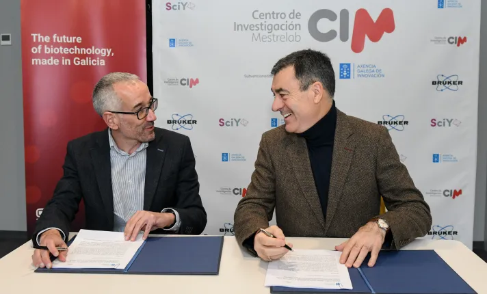 Conselleiro de Educación, Ciencia, Universidades e FP, Román Rodríguez, durante la firma de un convenio de colaboración con el presidente del Clúster Tecnolóxico Empresarial das Ciencias da Vida (BIOGA), José Manuel Vilariño