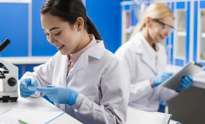 Mujeres científicas en un laboratorio