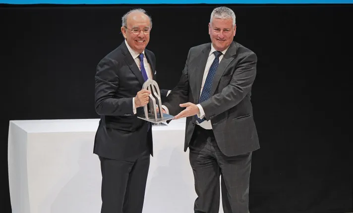 Eduardo Anitua, fundador y presidente de BTI, recogiendo el Premio Euskadi Avanza a Pyme del año