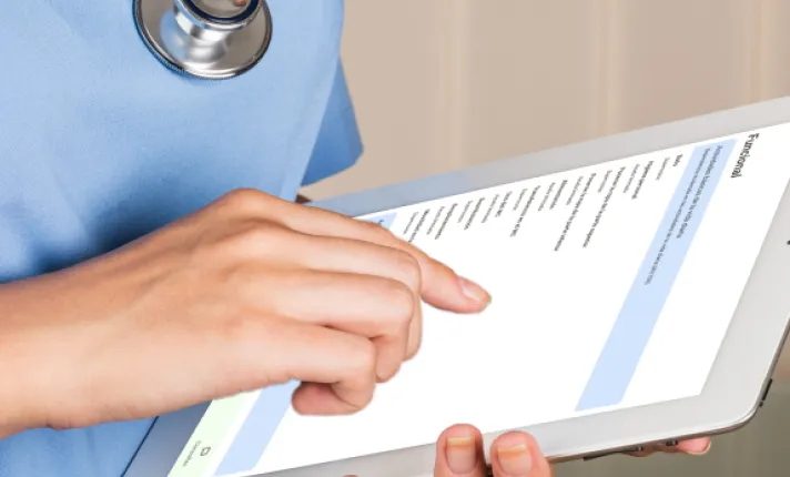 Doctora consultando datos en una tablet