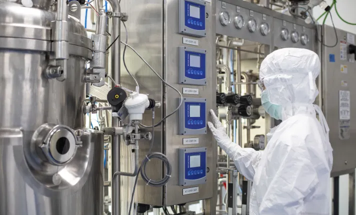 Científica operando equipos industriales en un laboratorio