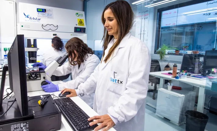 Científica revisando los resultados preclínicos