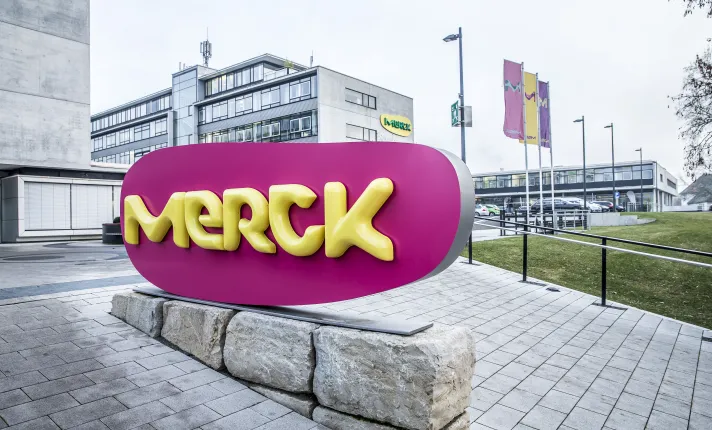 Logo de Merck en el exterior de sus oficinas