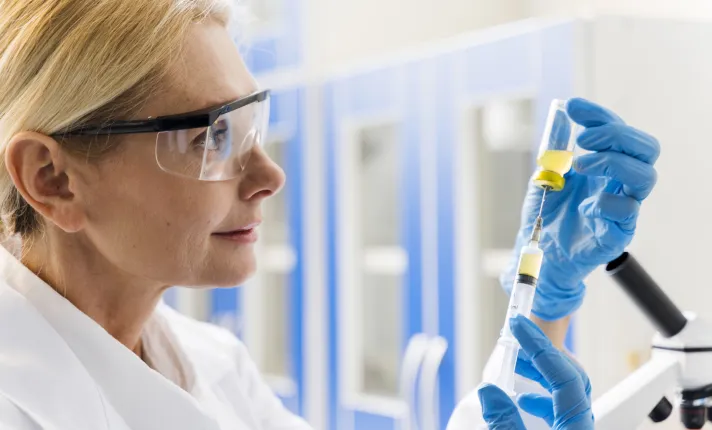 Científica trabajando en un laboratorio