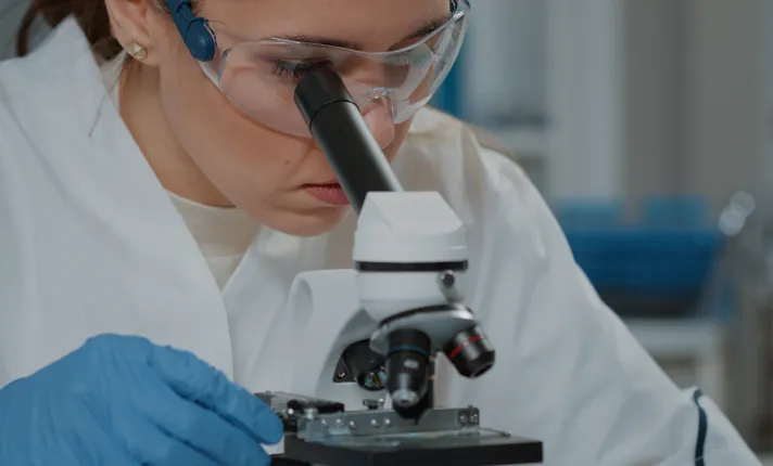 Científica en el laboratorio