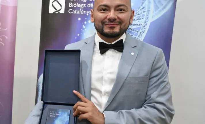 Estephan Arredondo recibe el premio a la Bio Emprendedoria del Colegio de Biólogos de Cataluña como co-fundador de la empresa BeCYTES Biotechnologies