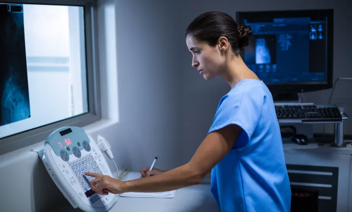 Un médico revisando escáneres o imágenes nasales (TAC o endoscopia).