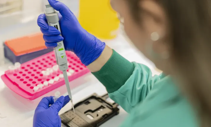Profesional sanitario en el laboratorio haciendo muestras científicas