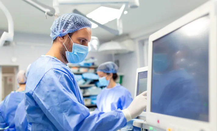 Médico utilizando tecnología sanitaria en un quirófano