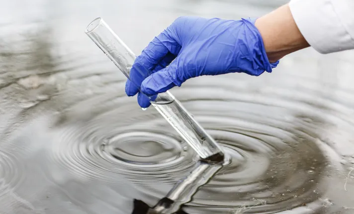 Científico analizando aguas residuales