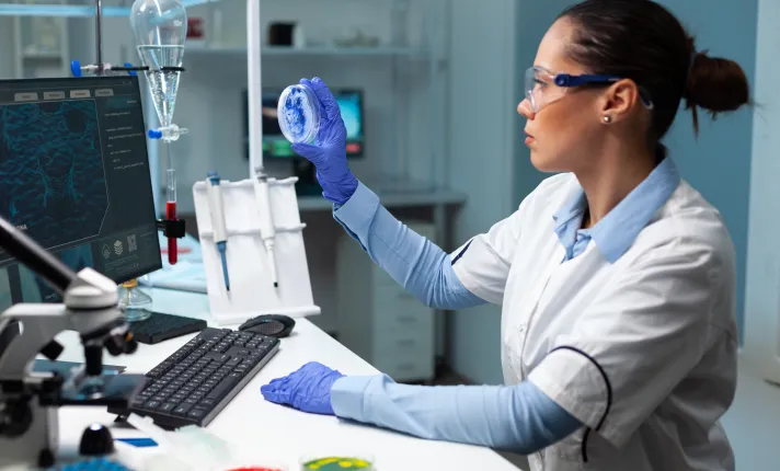 Investigador trabajando con biomateriales
