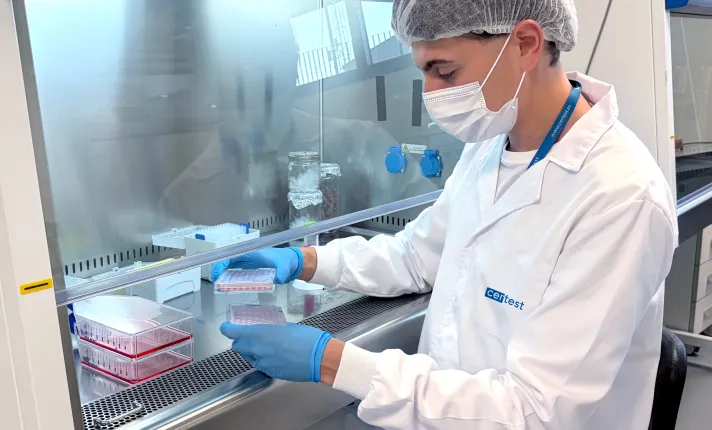 Científico de Certest realizando pruebas