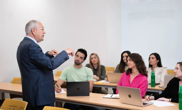 Profesor impartiendo clase