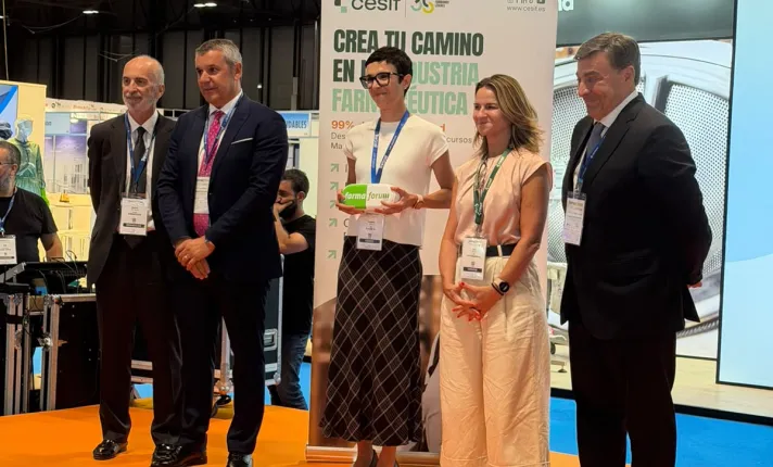 Francesca Sarno, directora científica de Peaches recogiendo el premio.