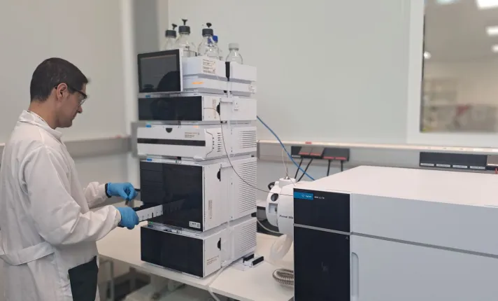 AMSBiopharma usa su laboratorio para realizar muestras y así obtener el certificado de control de calidad de medicamentos