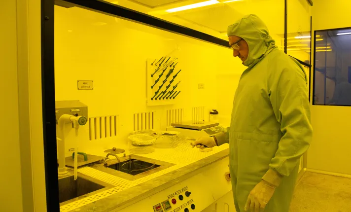 científico en el laboratorio analizando muestras