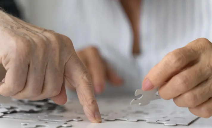 personas senior confrontan la enfermedad del alzheimer