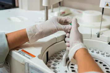 Imagen de persona trabajando en laboratorio