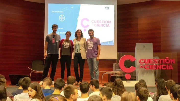 Un millar de jóvenes asisten a las sesiones de monólogos científicos "Cuestión de ciencia" en el PCB