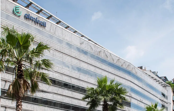 Almirall aumenta su beneficio neto un 36,8% y obtiene los derechos de Seysara en China para el acné