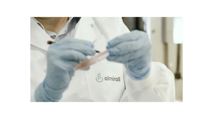 Almirall contribuye en la lucha contra COVID-19
