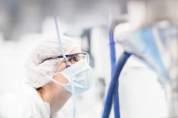 Empleada trabajando en 3P Biopharmaceuticals