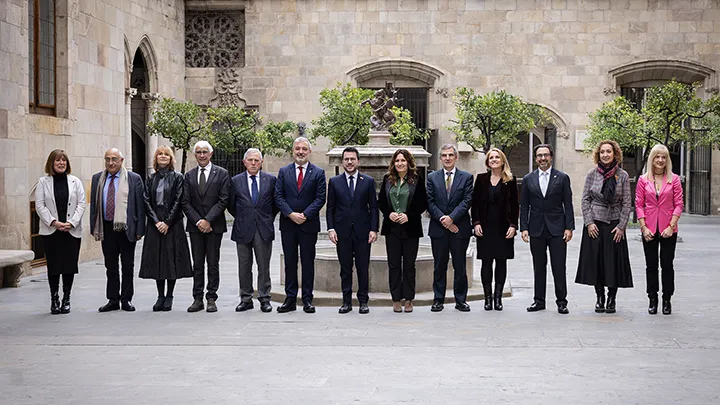 Fotografía de todos los firmantes, al finalizar el acto (Imagen / UB).