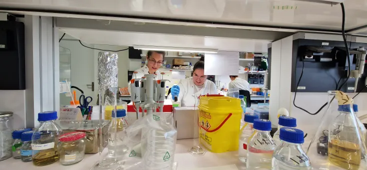 Dos científicas trabajando en un laboratorio 