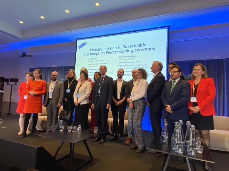 Foto de los trabajadores de Biorizon Biotech en el acto de la firma del Compromiso de Consumo Sostenible