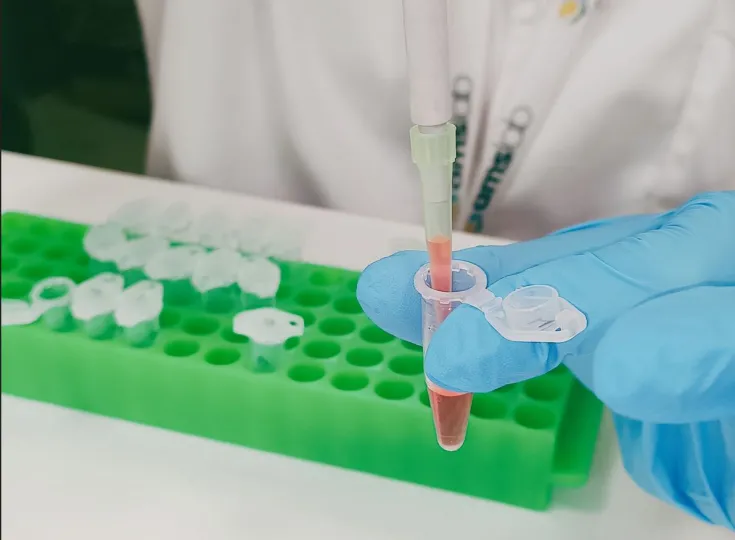 Realización de una prueba científica en un laboratorio farmacéutico 