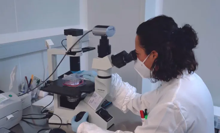 Investigadora con un microscopio en el biobanco de la Junta de Andalucía 