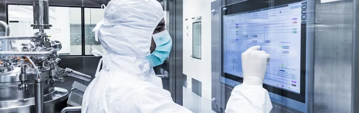 Científico analizando datos