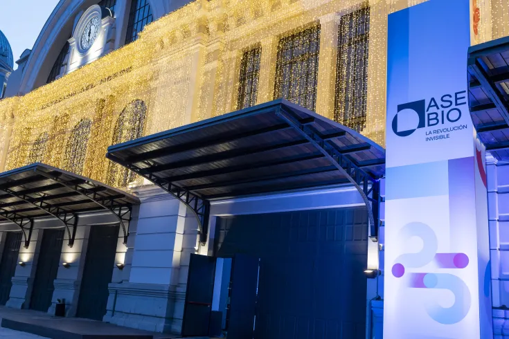 Fachada del Gran Teatro CaixaBank Príncipe Pío decorada para el 25 aniversario de AseBio