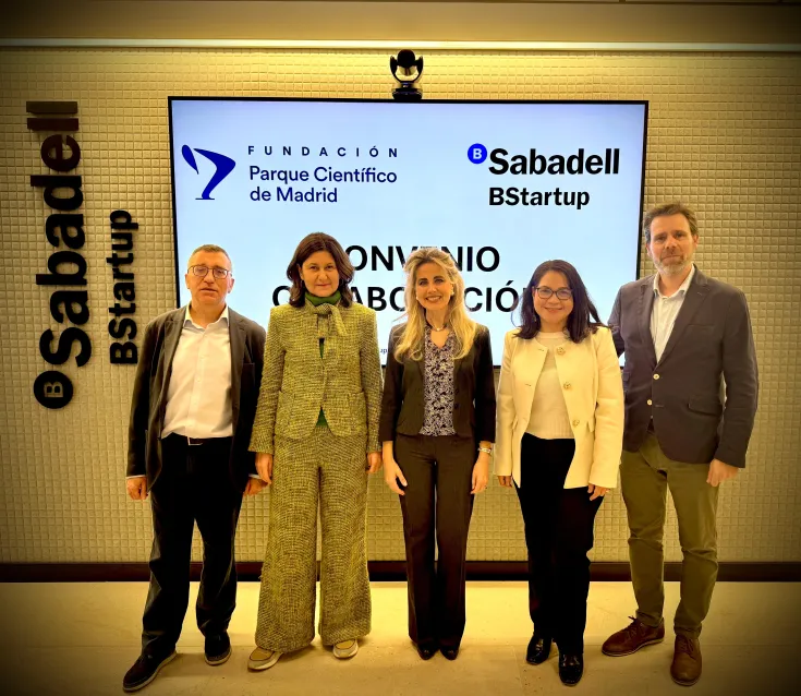 PIE DE FOTO: (De izda. a dcha.) Enric Chiva, director comercial de BStartup, Yolanda Pérez Sáez, directora de BStartup y hub empresa, Marta del Castillo Vázquez, directora general del Parque Científico de Madrid, Laureen Lemus, directora de Desarrollo de Negocio del Parque Científico de Madrid y Antonio Serrano Sánchez, director de Segmento BStartup durante la firma del convenio de colaboración entre ambas entidades