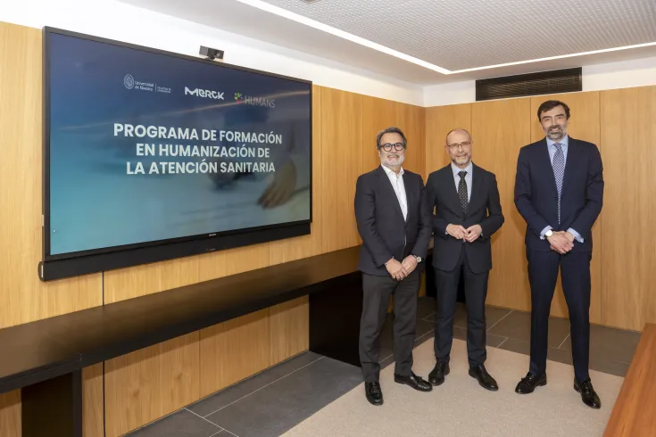 De izquierda a derecha: Manuel Zafra, presidente de Merck España; Julio Zarco, presidente de la Fundación Humans; y Gonzalo Robles, vicerrector de Desarrollo y Proyectos de la Universidad de Navarra.