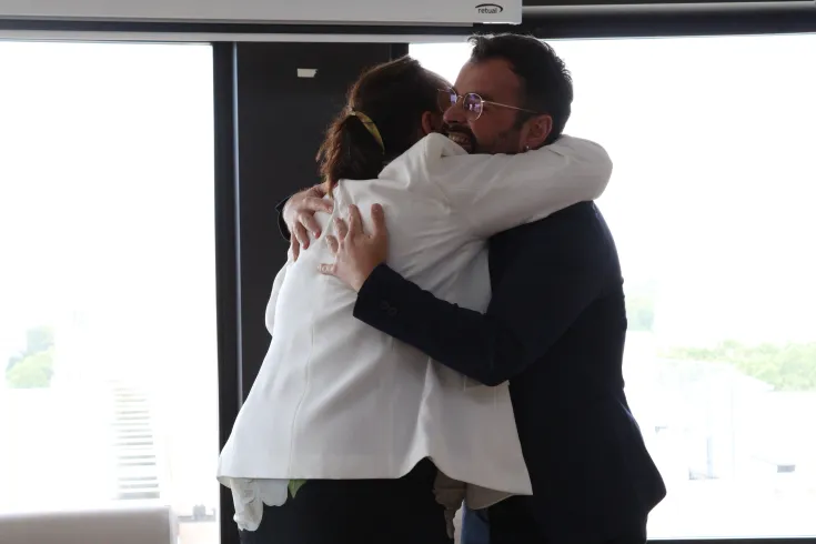 ROSA PORCEL Y RICARDO MOURE DANDOSE UN ABRAZO