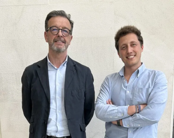 Luis Álvarez Vallina (izda) y Javier Arroyo, en el Centro Nacional de Investigaciones Oncológicas