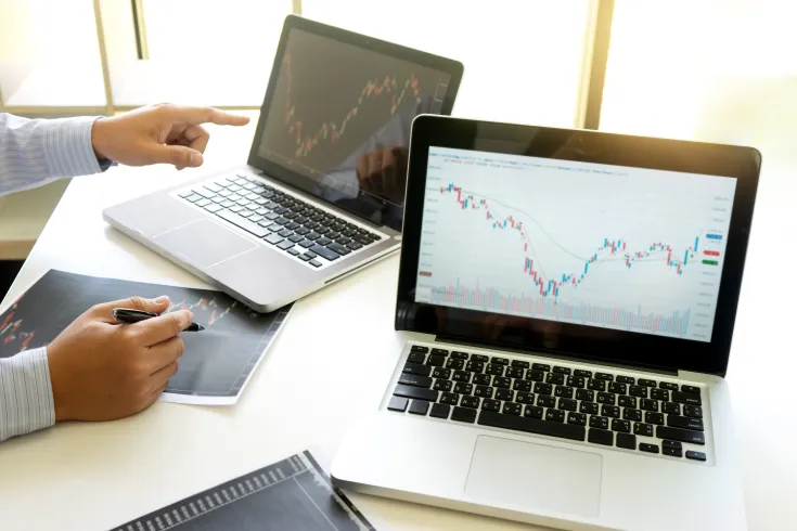 Gráfica que muestra en un ordenador el crecimiento de una empresa