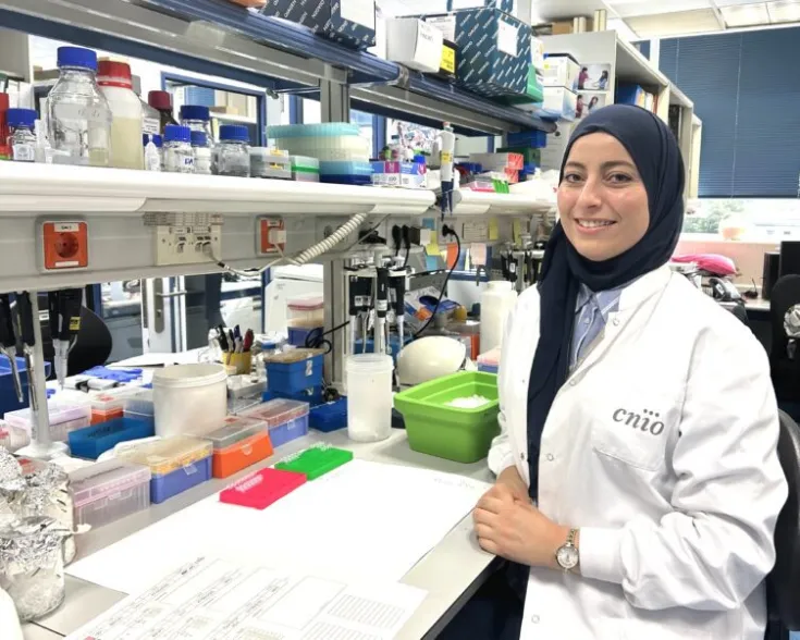 La científica tunecina Marwa Mahdouani investiga en el CNIO el cáncer colorrectal hereditario