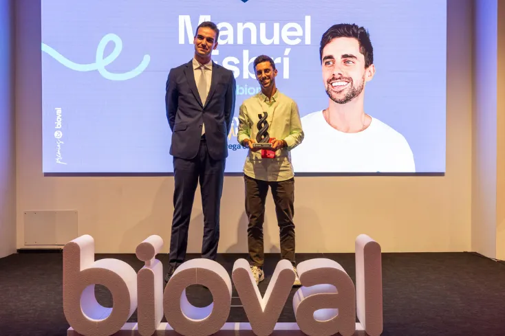 Manuel Esbrí recibe el premio Joven Talento 2025 en la Nit Biotec de Bioval