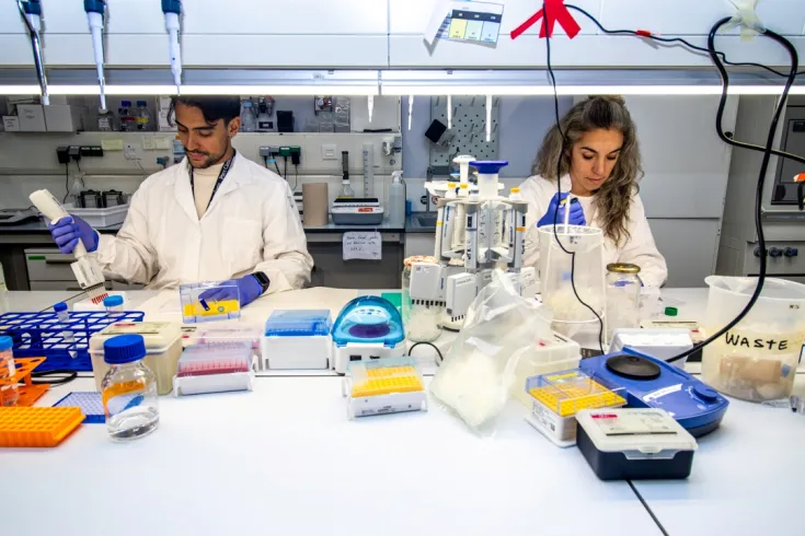 Dos científicos trabajando en el laboratorio