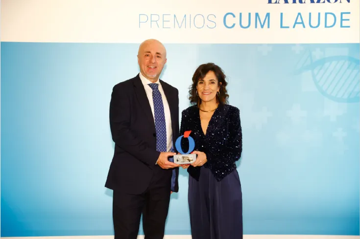 Carmen Rodríguez, CEO de CMG MedDev recogiendo el Premio Cum Laude 2025 concedido por Grupo Planeta
