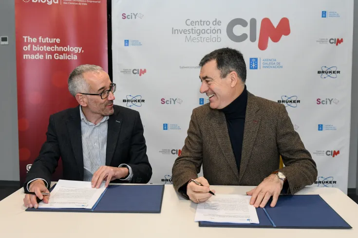 Conselleiro de Educación, Ciencia, Universidades e FP, Román Rodríguez, durante la firma de un convenio de colaboración con el presidente del Clúster Tecnolóxico Empresarial das Ciencias da Vida (BIOGA), José Manuel Vilariño
