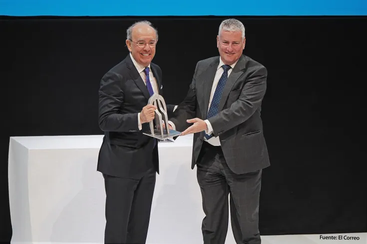 Eduardo Anitua, fundador y presidente de BTI, recogiendo el Premio Euskadi Avanza a Pyme del año