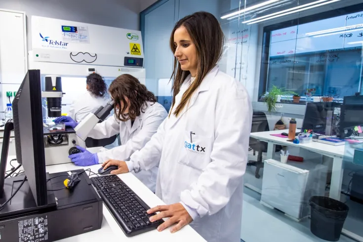 Científica revisando los resultados preclínicos