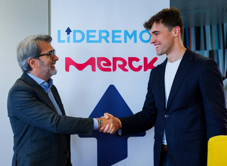Manuel Zafra y Tomás Guell tendiéndose la mano